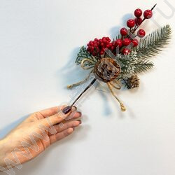 Новогодний сувенир "Ветка заснеженная с красной ягодой, шишки"  30см NEW | Фото 7