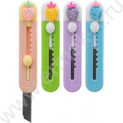 Нож канцелярский лезвие-3 см, размер 9 см Клубничка/цветной пластиковый держатель с фигуркой-клу NEW | Фото 1